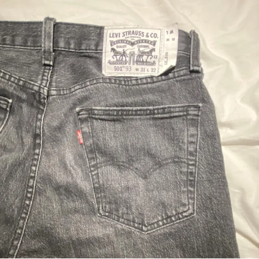Säljer ett par Levis jeans 501 , storlek 31 i midjan och 32 i längden. Färgen är mörk grå ,  Rikigt bra skick utan några skador eller likande , jag är 180 , hör av dig för fler frågor 😊. Jeans & Byxor.