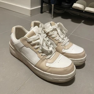 Sneakers - Beige/vita sneakers från Pull&Bear i storlek 39, superfina och bekväma men kommer tyvärr inte till användning  Nypris ca 500 kr, säljer för 150