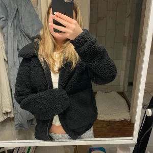 Svart Teddy jacka  - Svart Teddy jacka i storlek xs