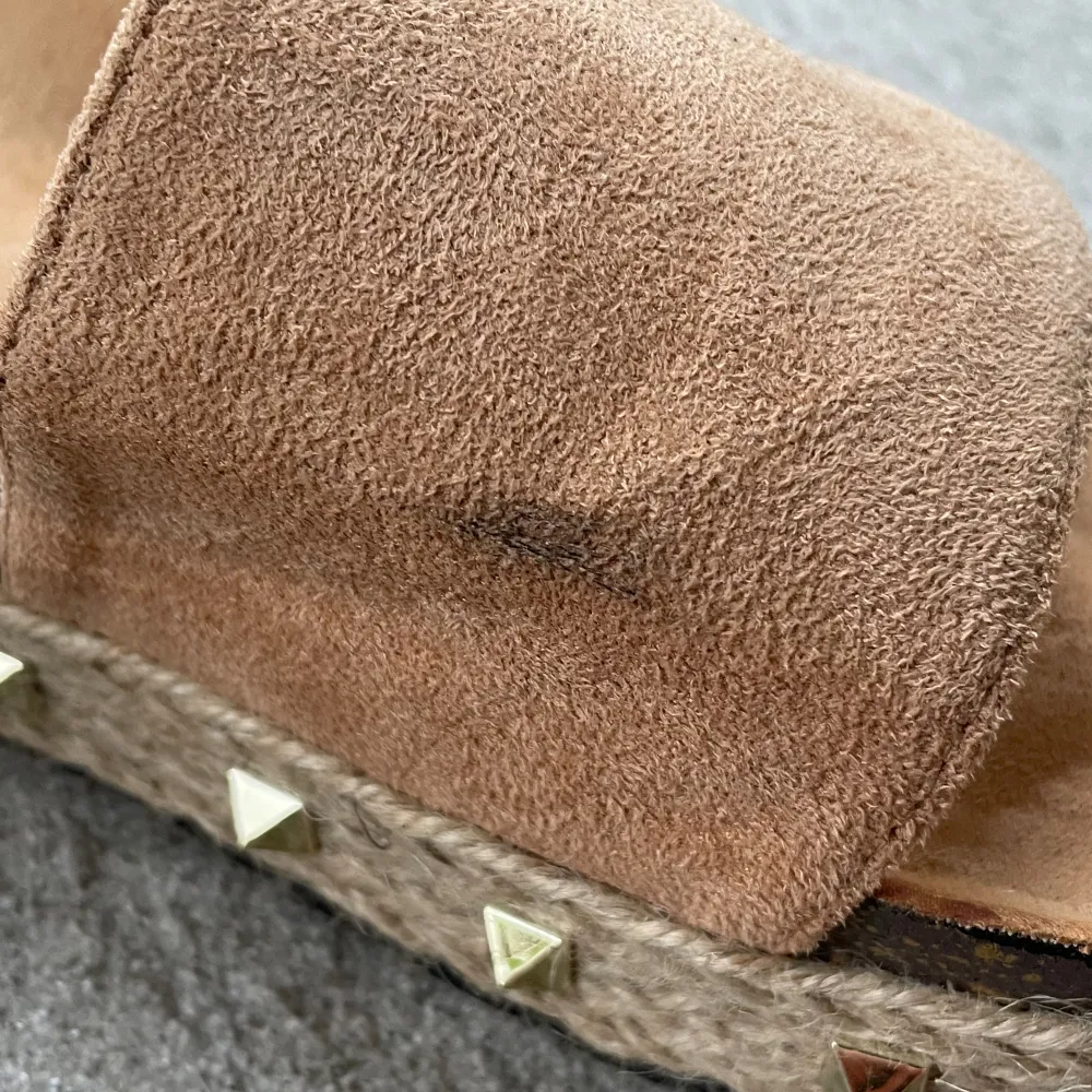 Perfekta tofflor till sommarn 🌺Super kvalite och knappt använda.  Liten defekt på högerskon (se bild 4) men annars toppen skick. Skor.