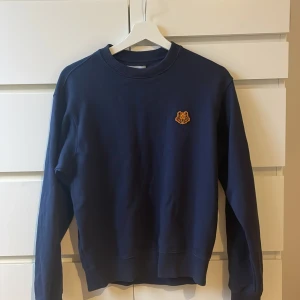 Äkta Marinblå Kenzo sweatshirt - Hej! Säljer den här Kenzo sweatshirten i storlek XS eftersom den är för liten. Nypris ca 2000. 10/10 skick nästan helt oanvänd. Såklart är den äkta. Priset kan diskuteras. Skriv gärna om ni har några funderingar! 
