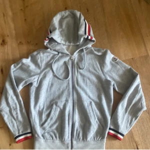 Moncler Hoodie - Säljer nu en riktigt fet moncler hoodie för endast 1899sek ny pris runt 4000sek använd bara några gånger
