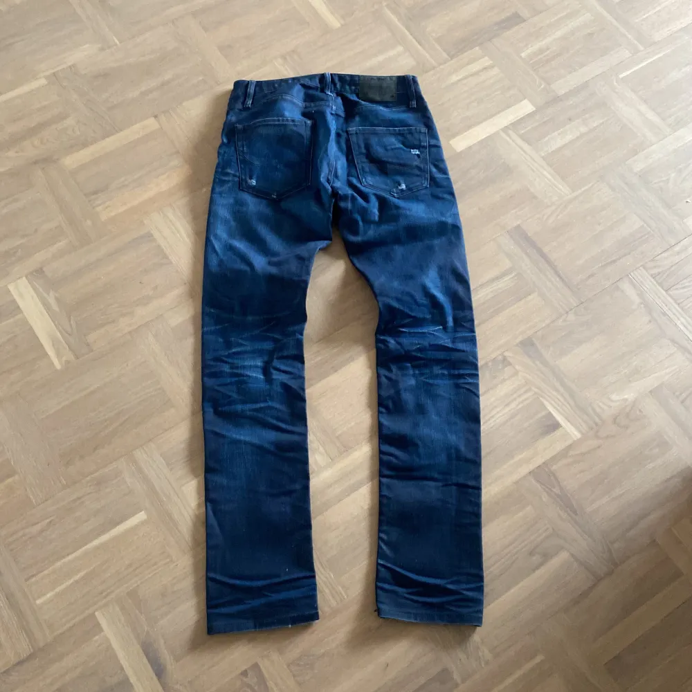 Säljer dessa Jack&Jones jeans i storlek 30/34. Skick 7/10, pga att jeansen har en liten missformning längst ner på benen. Pris kan diskuteras!. Jeans & Byxor.