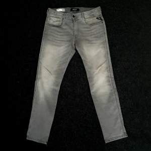 Säljer ett par sprillans nya replay jeans| skicket är riktigt bra, knappt använda| storlek W32 L30| modell Anbass| hör av dig vid frågor ;)