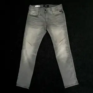 Säljer ett par sprillans nya replay jeans| skicket är riktigt bra, knappt använda| storlek W32 L30| modell Anbass| hör av dig vid frågor ;)