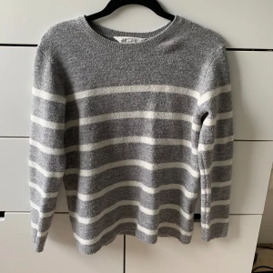 Stickad tröja - Stickad randig tröja i använt skick, från HM i strl 146/152🤍