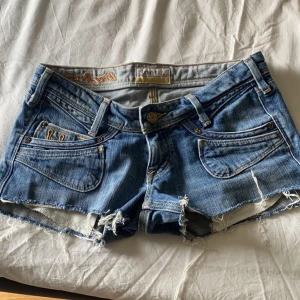 Lågmidjade jeansshorts - Säljer lågmidjade shorts i super fint skick💞 Säljer då dem är för små