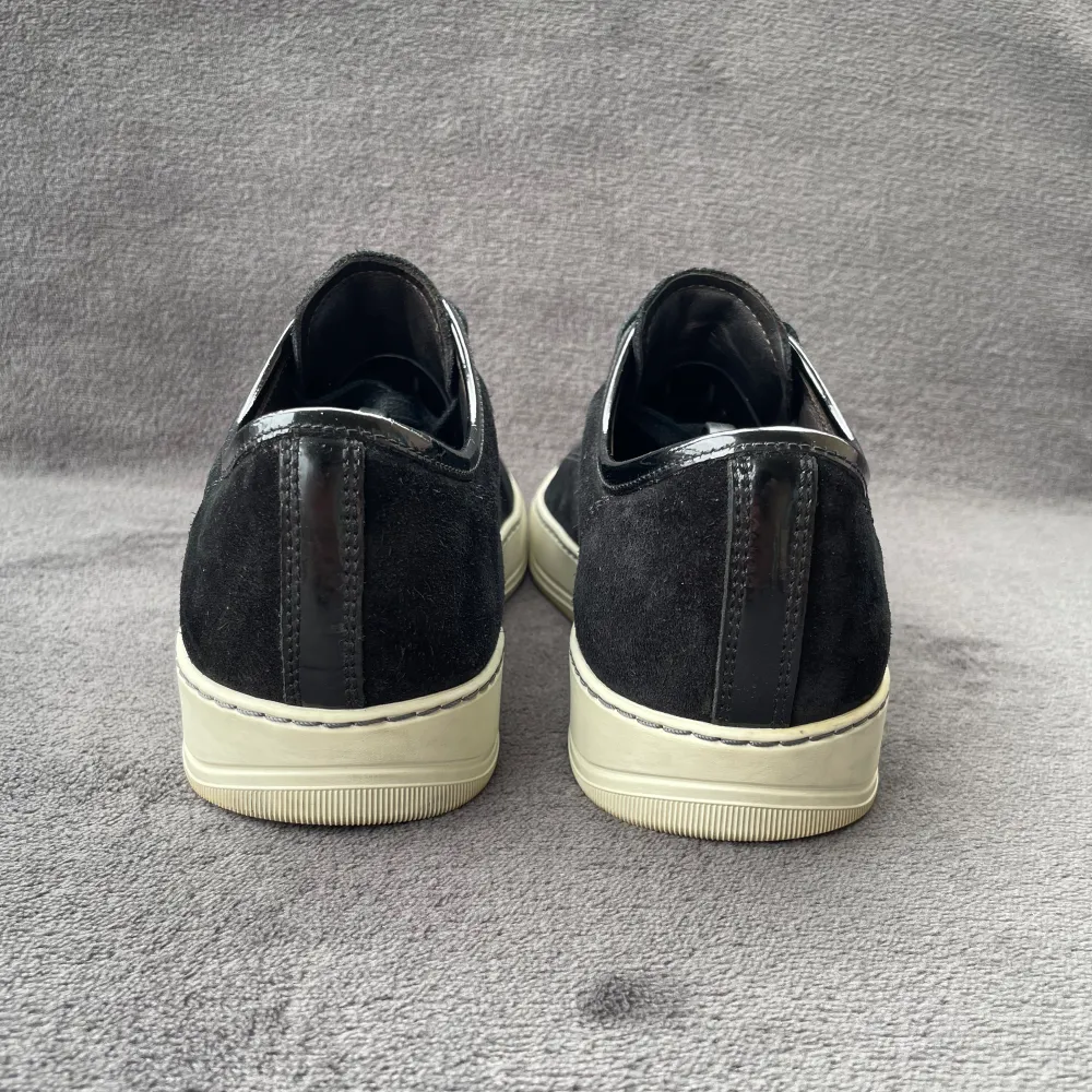Extremt fräscha lanvin skor i färgen svart, med glansig toecap | storlek UK6 passar storlek 41-41.5 | nypris 4500kr | endast skorna medföljer vid köp. Skor.