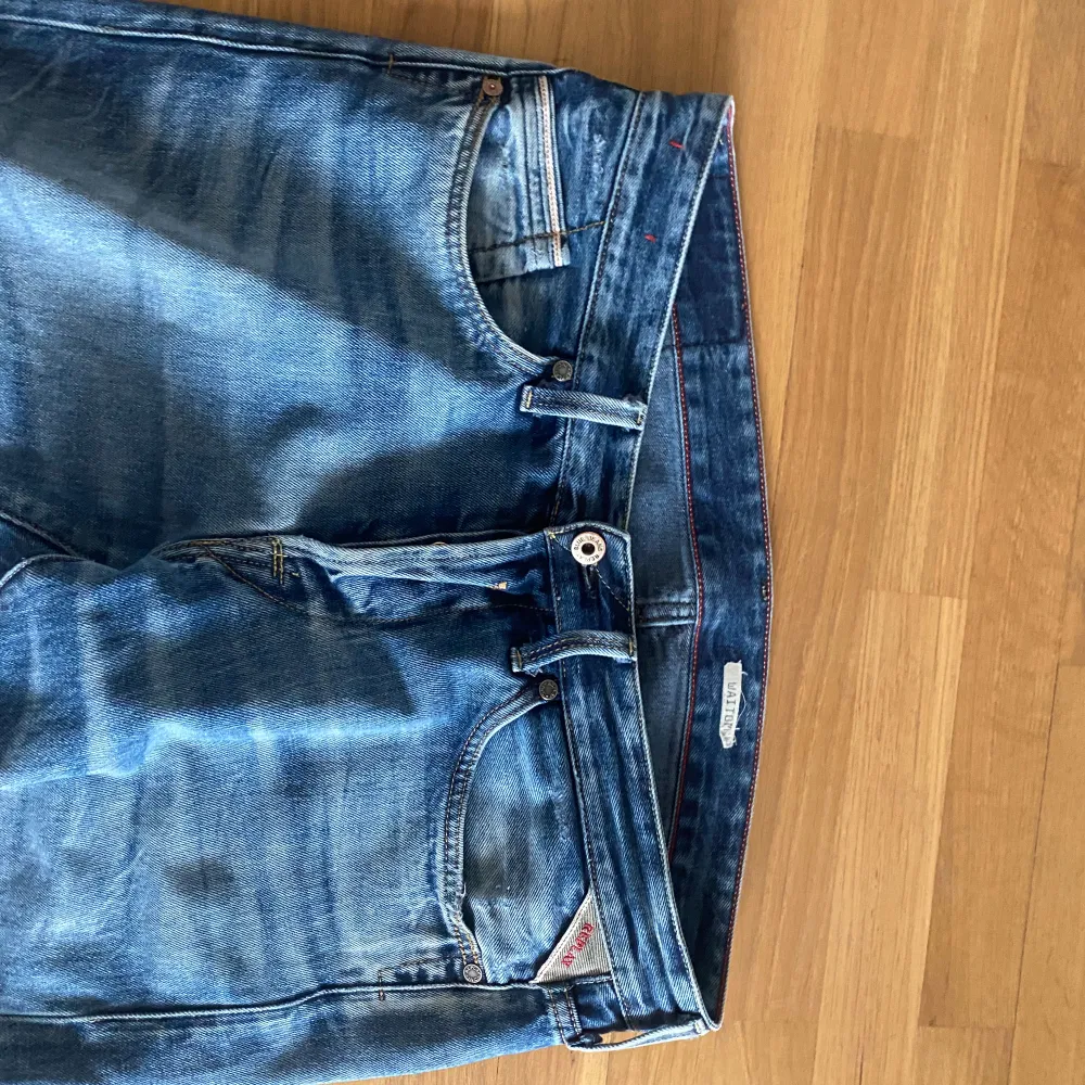 Säljer nu dessa extremt snygga replay jeans, modellen är waittom som är straight slim fit så sitter sjukt bra i passform! Skick 9/10. Storleken är 32/32 men passar mig som har 31/34 i vanliga fall. Pris 379kr. Jeans & Byxor.