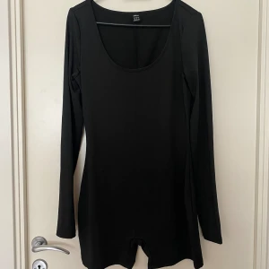 Jumpsuit  - En långärmad jumpsuit från SHEIN i storlek M. Aldrig använd