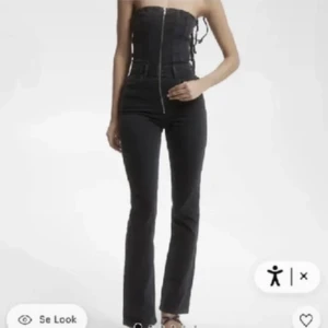 Denim Jumpsuit  - Pull & Bear denim jumpsuit i strl M. Aldrig använd. Köpt av annan köpare på vinted 