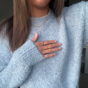 ljusblåa stickad tröja - skitsnygg ljusblå tröja från mango! aldrig använd, endast testad. perfekt passform och färg! slutsåld på hemsidan, köpt för 499