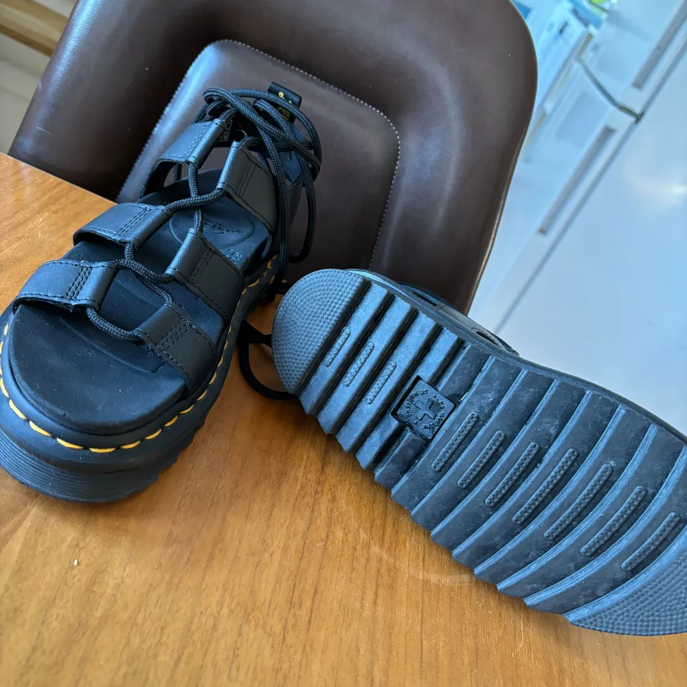 Dr Martens sandaler med snörning. Använd 1 gång då dom är för små för mig. Nyskick. . Skor.