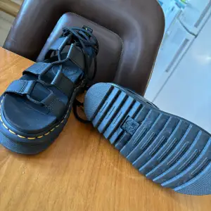 Dr Martens sandaler med snörning. Använd 1 gång då dom är för små för mig. Nyskick. 