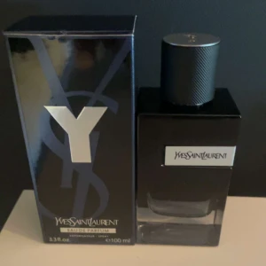 Ysl y edp parfym  - Ysl y edp nypris drygt 1200kr mitt pris 800kr nästan hela flaskan kvar typ 10 sprut använt säljer för att jag fick den i födelsedagspresent och jag gillade inte ritkigt doften jag gillar lite mer söta parfymer jag kan gå ner i pris vid snabb affär.