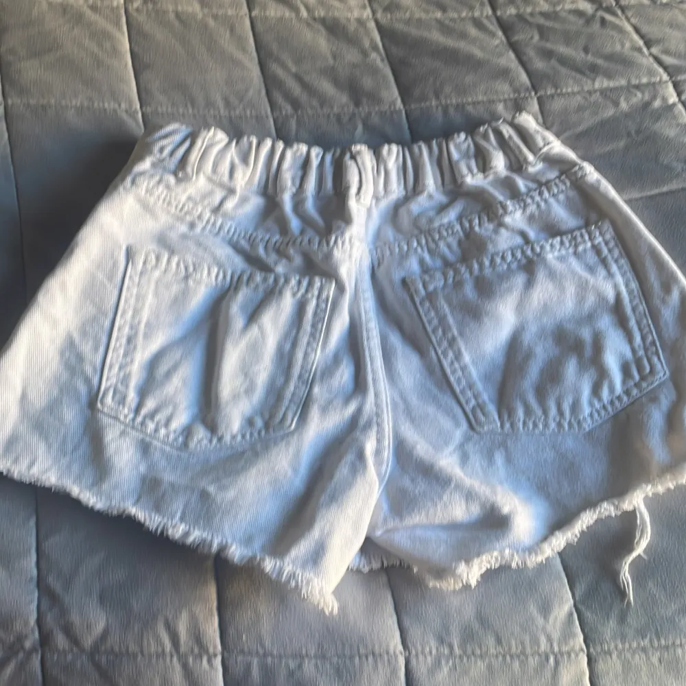 Jag säljer dessa jätte fina jeans shorts från zara!Dem är storlek 13-14.Jag vill sälja dem då den är jätte tajta runt midjan,bra skick bara lite skrynklig🤍. Shorts.