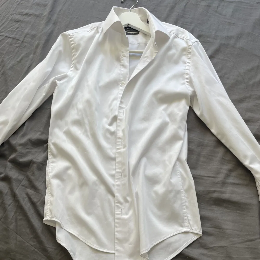 Säljer min vita skjorta som är använd 1 gång, den kommer inte till användning och därför vill jag sälja den. Skick 10/10. Skjortor.