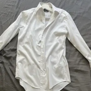 Säljer min vita skjorta som är använd 1 gång, den kommer inte till användning och därför vill jag sälja den. Skick 10/10