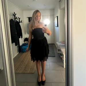 svart klänning spets  - superfin klänning, aldrig använd förutom på bilden💞 