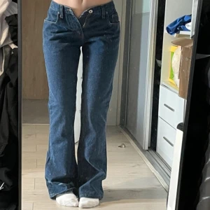 Flare jeans coca cola  vintage  - Bilderna är tagna av en annan person som jag köpte dom av på Vinted, aldrig använt, dom är ganska tajta vid midjan 