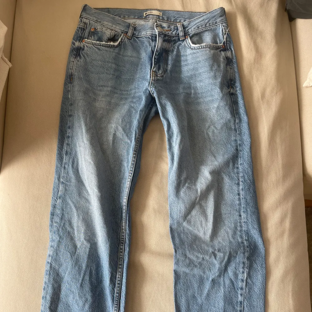 Lågmidjade jeans från Gina Tricot i storlek 36. I bra skicka använda några gånger. Säljer då de är lite för korta för mig som är ca 170. Köpte dom för 500 kr💕. Jeans & Byxor.
