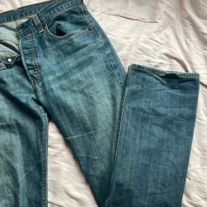 Raka Levi’s jeans köpta second hand, väldigt bekväma men ändå inte slitna! Säljer då jag inte använder dom längre💞