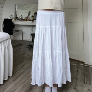 Långkjol - Långkjol från stradivarius! Så fin och endast använd en gång! Säljer då den är för kort för mig💕(Jag är 178)