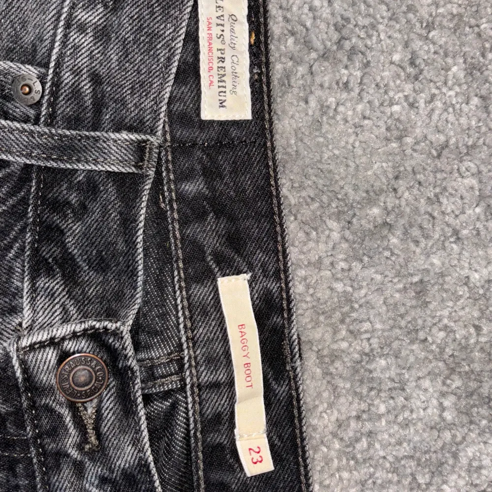 Svart/gråa bootcut mid Waist Levi’s jeans. Stora i storleken och inga fel på dem. Inte kommit till användning . Jeans & Byxor.