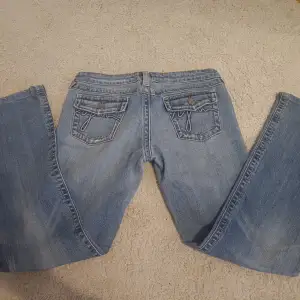 Svinsnygga Bootcut jeans i strl S, köpt på vinted men aldrig andvända då de var förstora för mig🥰 