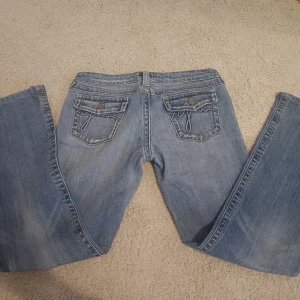 Low waist Bootcut jeans  - Svinsnygga Bootcut jeans i strl S, köpt på vinted men aldrig andvända då de var förstora för mig🥰 