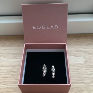 Edblad örhängen - Peak Creoles S Steel, helt oanvända. Höjd 5 mm, bredd 5 mm, örhängets diameter 20 mm Blankt rostfritt stål Nickelsäkert.