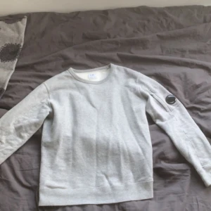 Cp company tröja  - En Cp Company tröja storlek 12-13 år men passar som xxs köpt från Nk i Göteborg för 1700 kr. Pris kan sänkas vid snabb affär✅. Kvitto och lappar från tröjan finns✅ 