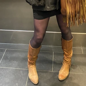 Vintage boots ✨ - köpta secondhand så väldigt unika och snygga 💋💋 använda därav kan pris diskuteras