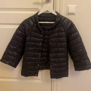 trekvartsärmad jacka - INTRESSEKOLL på min älskade jacka som är trekvartsärmad lik herno jackorna , fåtalet använd och är i gott skick, funderar på att sälja pga att ja tyvärr inte använt den ofta💕storlek 36 men sitter mer som en 34-36, kan även passa 38🤩🙏🏼 