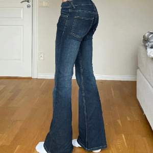 Säljer ett par lågmidjade bootcut jeans. Det är små hål i midjan men de syns bara på insidan❤️pris kan diskuteras 