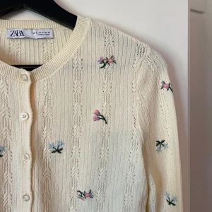 Gul kofta från Zara - Små broderade blommor på. Superfin!