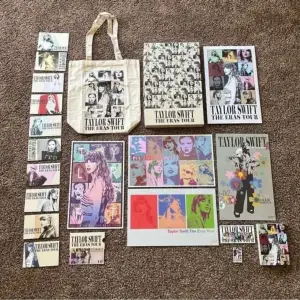 Taylor Swift’s VIP låda med totebag, posters o resten, skriv om ni har frågor :)