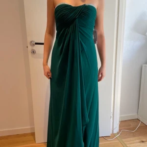 Grön balklänning🌿 - Säljer nu en fin lång balklänning som jag inte använt eftersom den va för stor i bysten för mig, storlek 36, nypris 1500kr (har prislappen kvar)🌻😋🌿