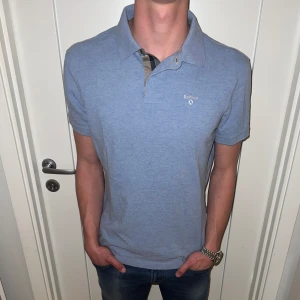 Barbour Piké ljusblå - Storlek L, men den sitter som storlek M - Skick = 9/10 - Nypris ligger: på 899kr - Vårat pris: 499kr - Modellen är cirka 180cm och väger runt 66kg.