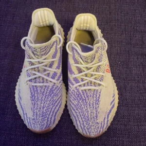 yeezy 350 semi frozen yellow - Yeezy 350 semi frozen yellow  Använda men i gott skick