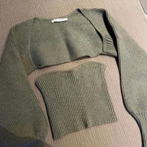 Topp - Fin topp med ärmar. Använd vid ett tillfälle så i princip nyskick ! 