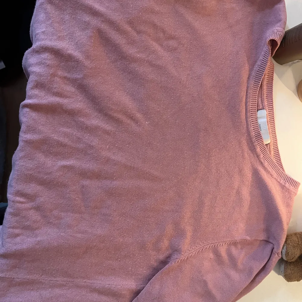 Jätte fin stickad T-shirt i rosa.💕. T-shirts.