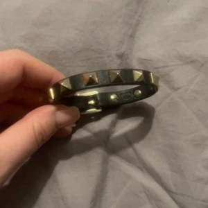 Valentino armband med nitar - Jätte fint armband från Valentino, kommer tyvärr inte längre till användning. Litet slitage vilket man ser på bild 3. Nypris ligger på 250€ vilket motsvarar ca 3030kr. Stämpel på läder och spänne. Tyvärr tappat bort kartongen i samband med flytt