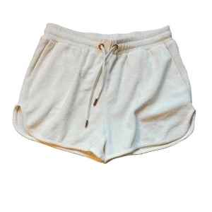 Aveny frotté shorts - XS - Aveny shorts i frotté. Vita/björk strl XS. Eko bomull + polyester. Fickor. Dragsko i midja. Toppskick! Oanvända. Tvättade. Husdjur i hemmet, rökfritt hem. 