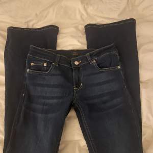 Säljer mina lågmidjade bootcut jeans från Nelly eftersom de inte längre kommer till användning. Skriv för frågor eller fler bilder💞