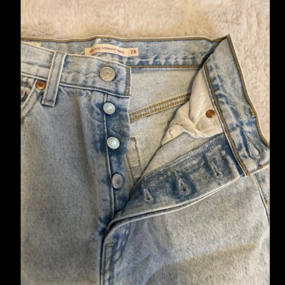 Ribcage straight jeans från Levis, använda. Formen är rak på Jeansen. Längden är storlek 29.  Midjan är storlek 24. Jeans & Byxor.