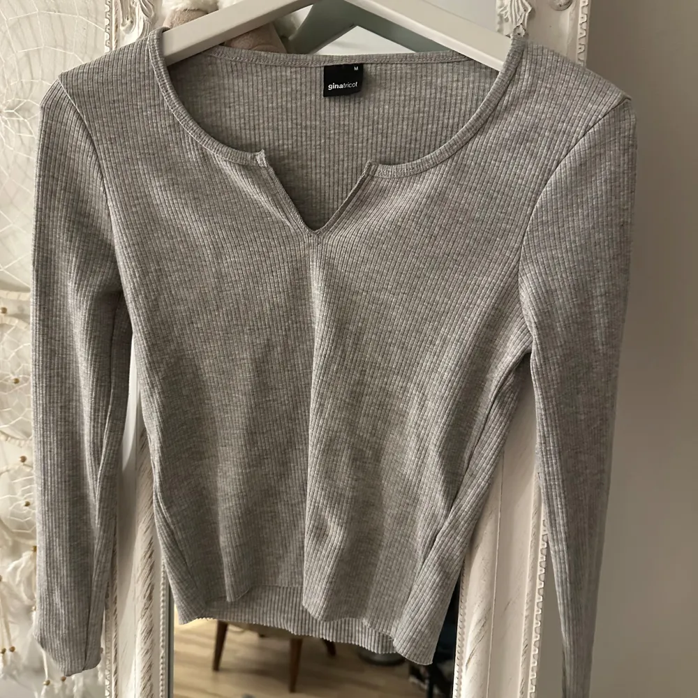 Säljer nu denna ribbade, gråa tröjan ifrån Gina Tricot🌸 Den är i storlek M och passar mig som är 170 cm lång! Skriv vid intresse eller andra frågor! Kram🩷. Tröjor & Koftor.