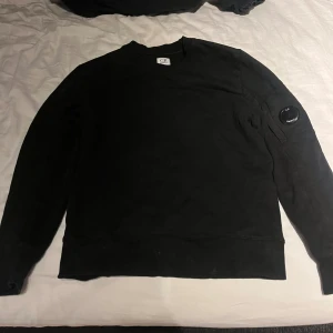 Cp company sweatshirt  - Säljer nu min cp då jag inte kan ha den längre använt några gånger bara men fortfarande väldigt bra skick på den