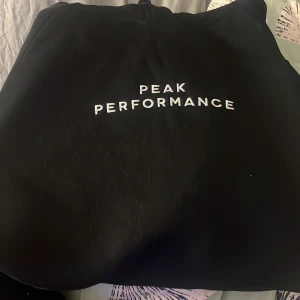 Peak performance  - säljer denna hoodie för den är inte till Användning kostar ungefär 1000-2000