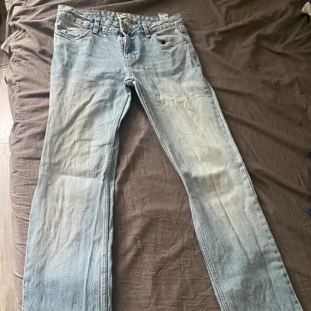 Lågmidjade jeans från Pull&Bear har andvänt några gånger men är i bra skick. . Jeans & Byxor.